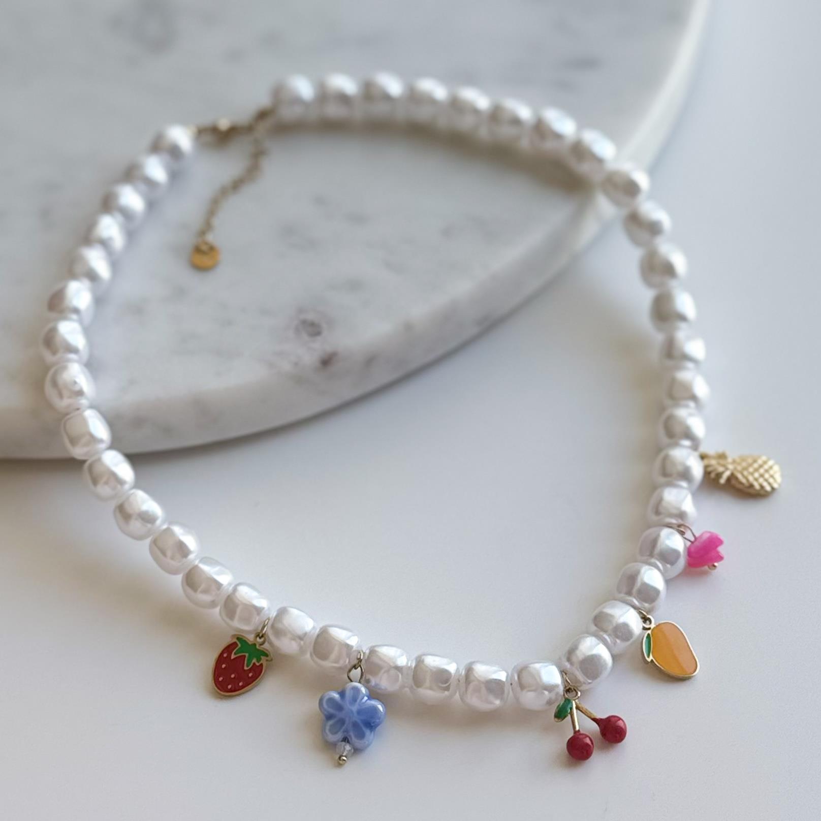 Çelik Charmlı İnci Boncuk Kolye