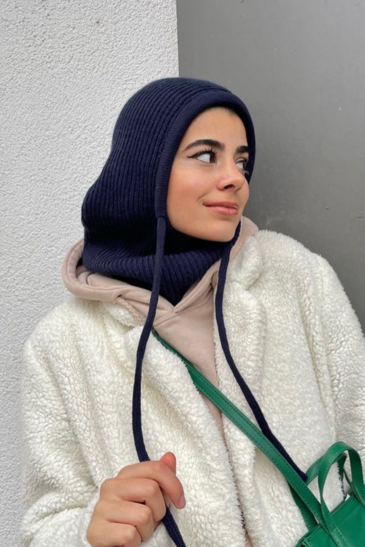 Bağcıklı Kapüşonlu Bere SİYAH