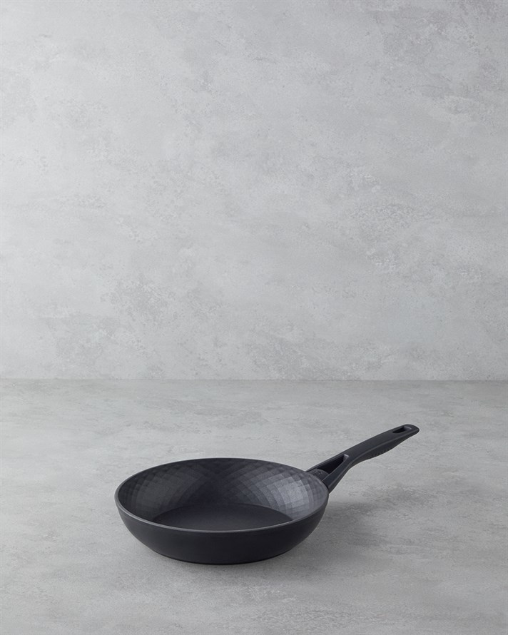 Pro Grade Alüminyum İndüksiyon Tabanlı Tava 22 cm Siyah
