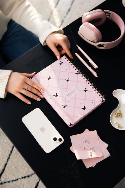 17x24 Spiralli Lastikli Sert Kapak Düz-Çizgisiz Not Defteri Pembe Siyah Kurdele