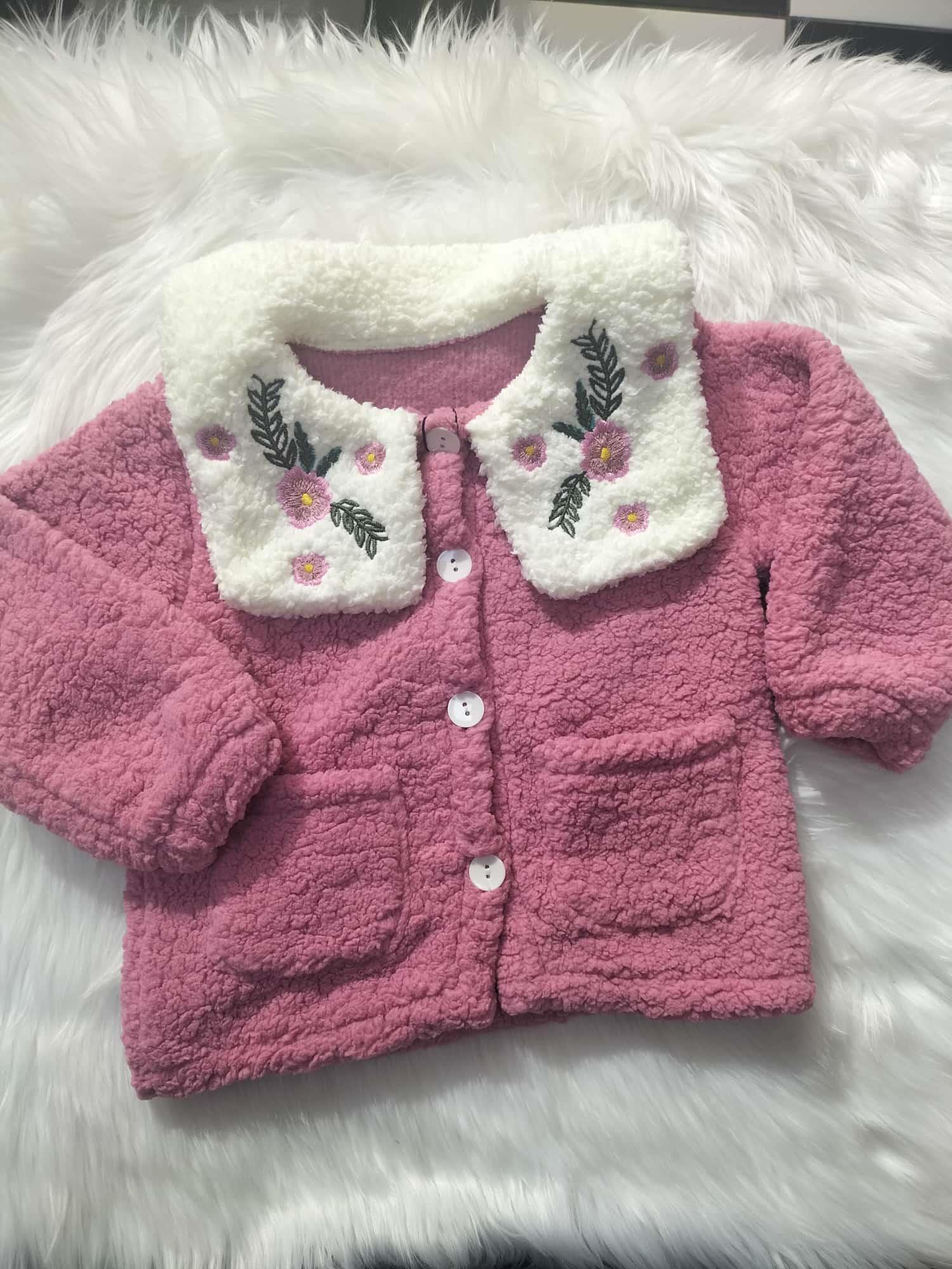  ÇOCUK KREM YAKALI PEMBE ÇİÇEK DETAYLI POLAR CEKET