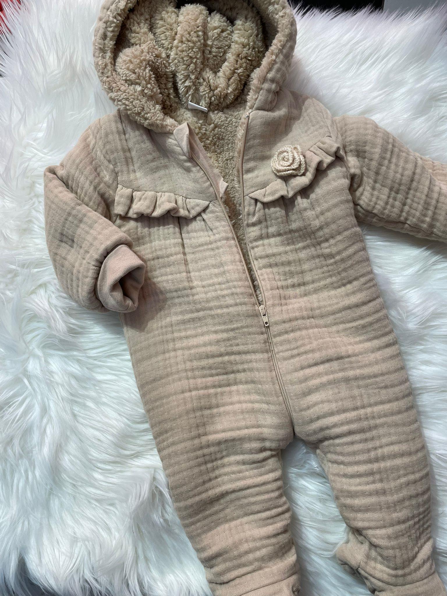  BEBEK BEJ GÜL ÖRGÜ DETAYLI İÇİ PELUŞ KAPİŞONLU DIŞI MÜSLİN