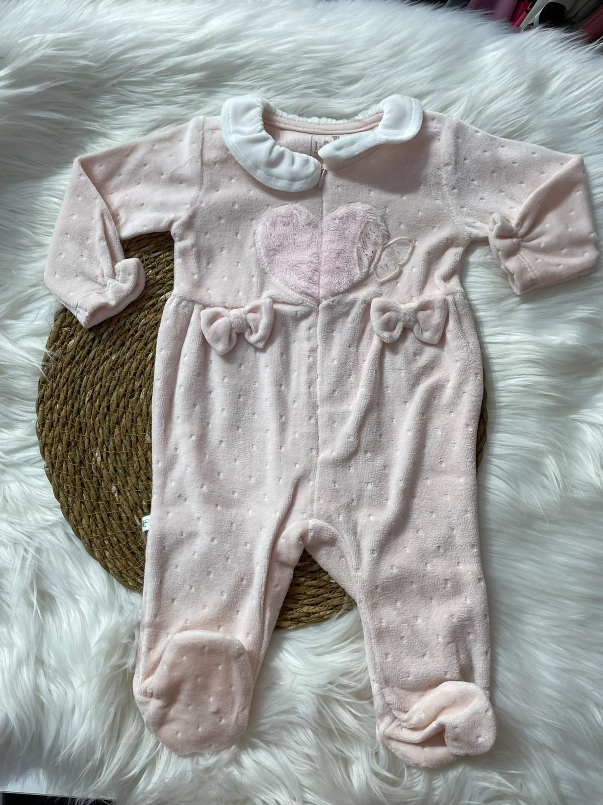 BEBEK BEBE YAKA PEMBE KALP VE FİYONK DESENLİ GİZLİ FERMUARLI PATİKLİ TULUM