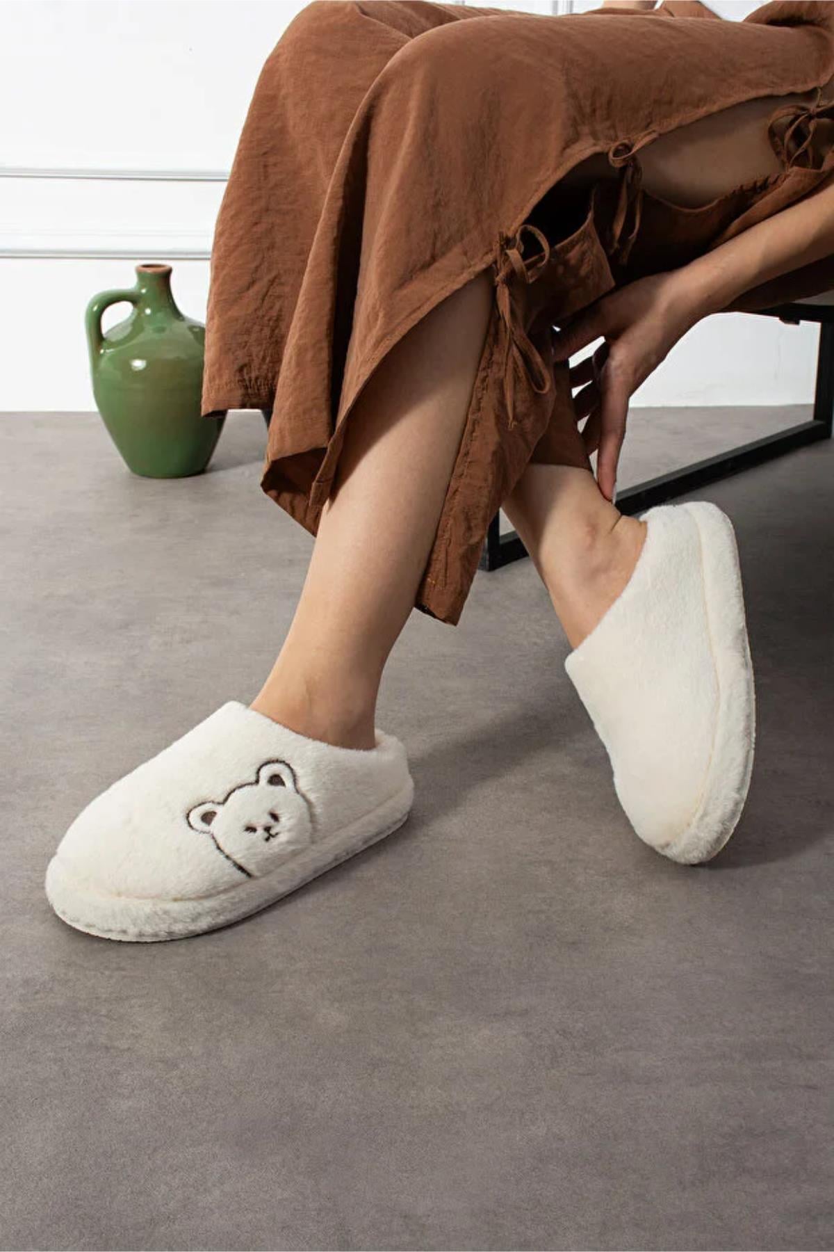 Ayıcık Nakışlı Peluş Ev Terliği