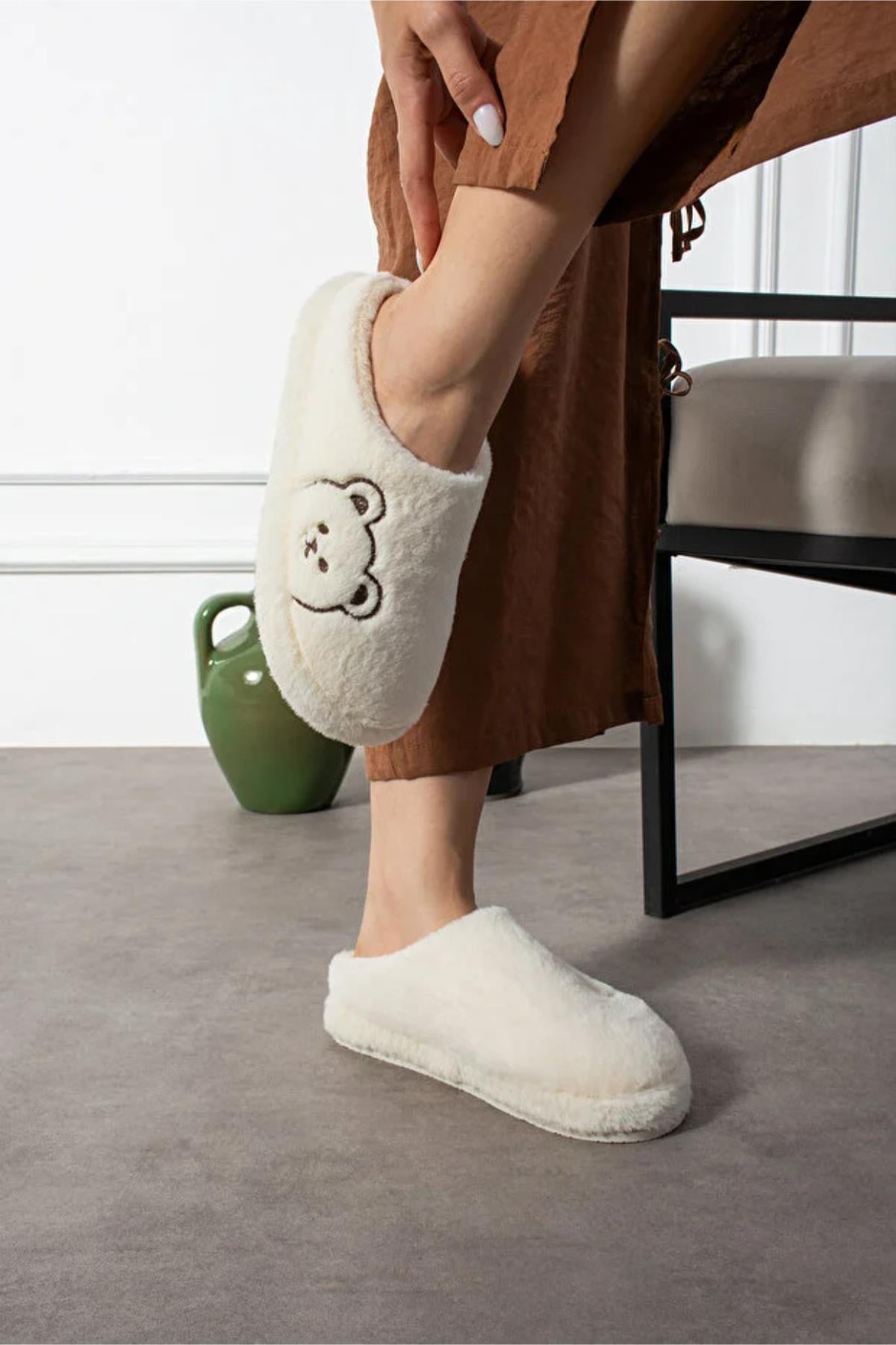 Ayıcık Nakışlı Peluş Ev Terliği