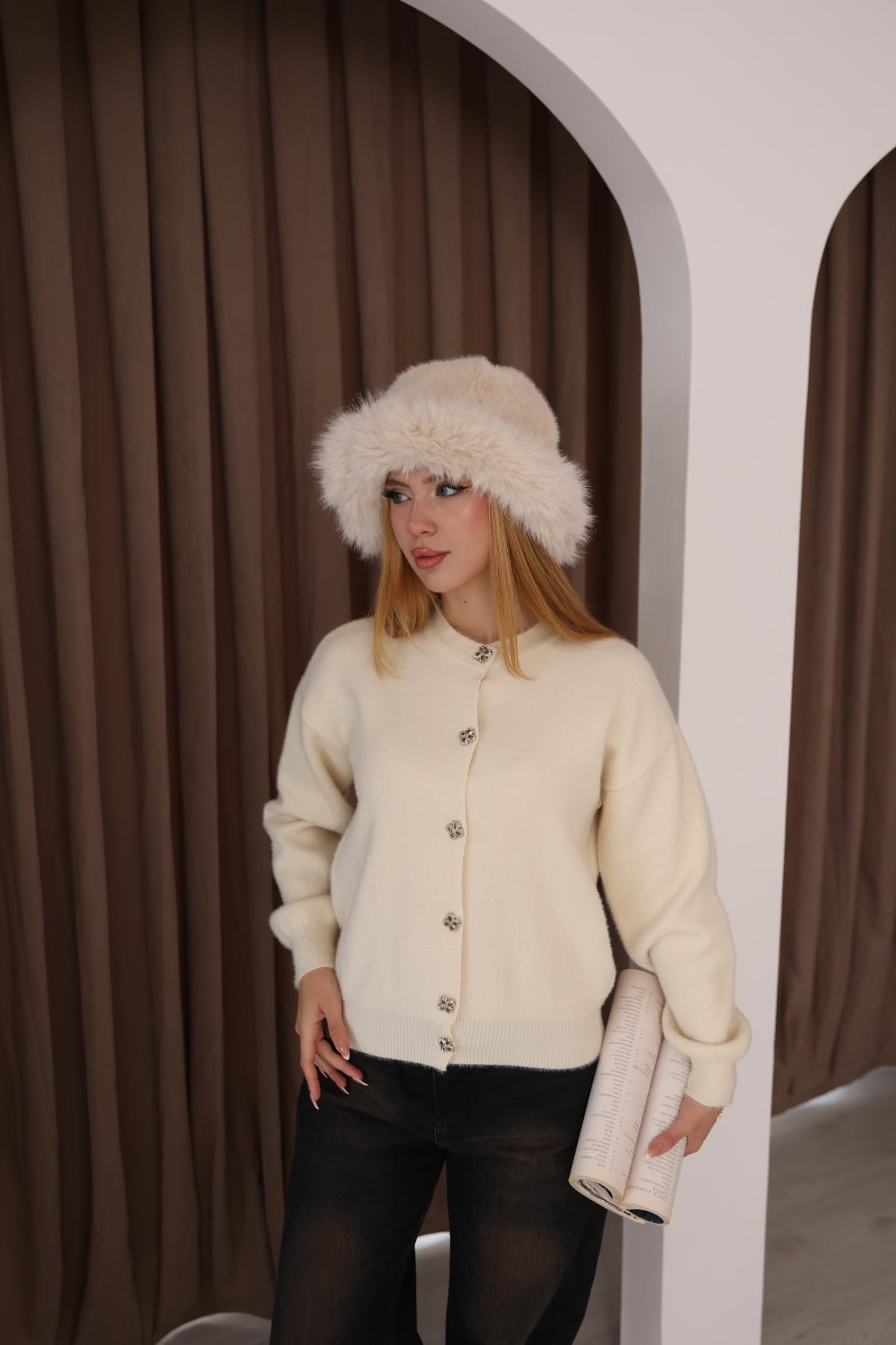 Çiçek Düğmeli Sakal Hırka