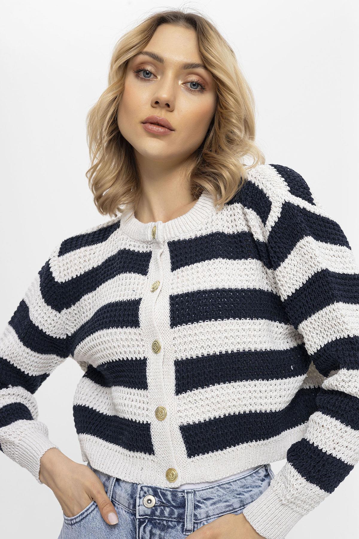 Çizgi Desenli Düğme Kapamalı Triko Örme Hırka