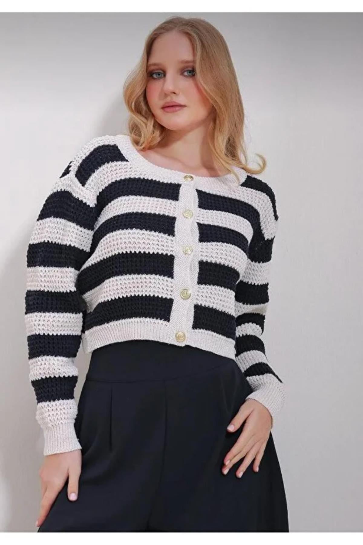 Çizgi Desenli Düğme Kapamalı Triko Örme Hırka