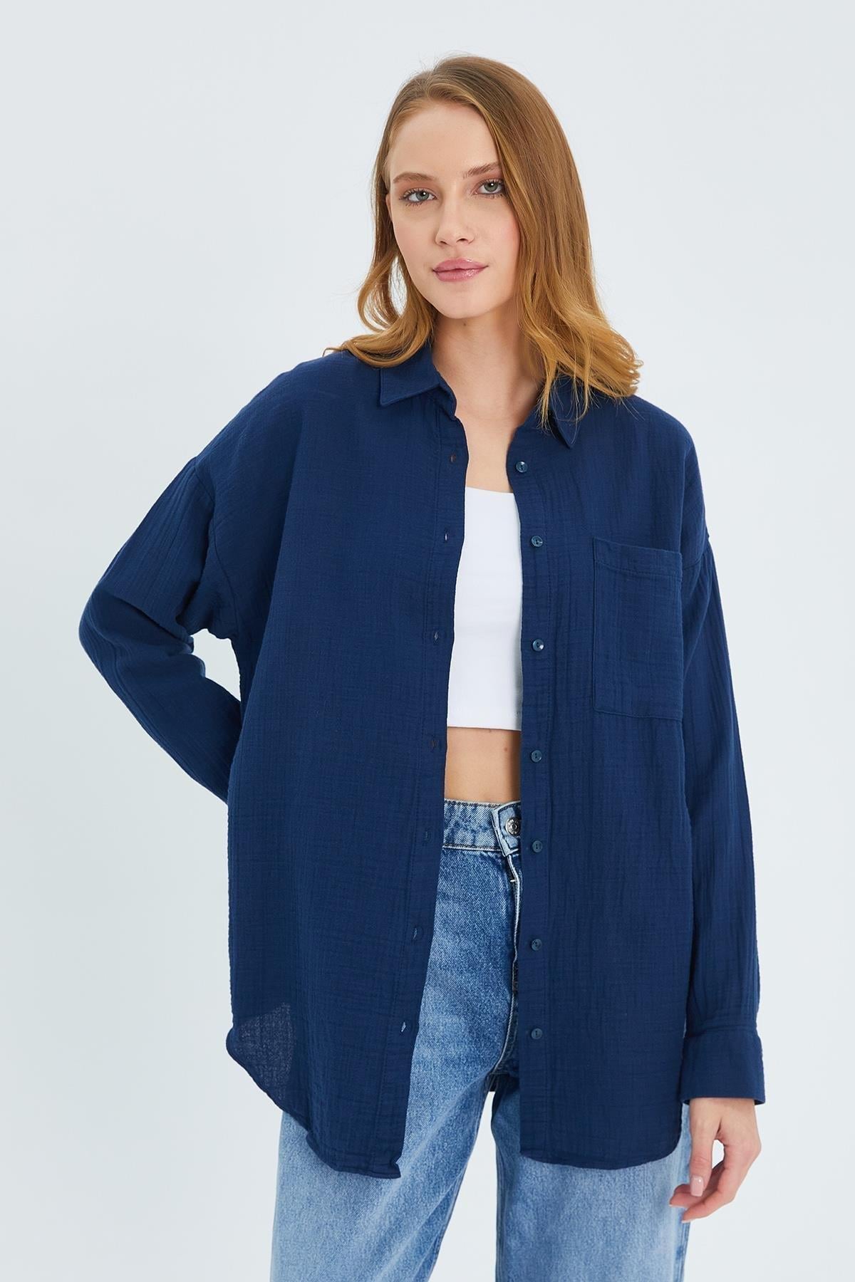 Önü Düğmeli Tek Cepli Oversize Müslin Gömlek