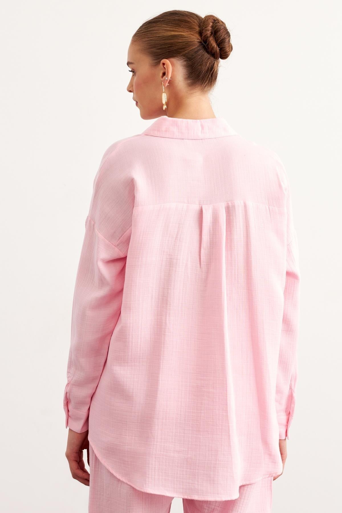 Önü Düğmeli Tek Cepli Oversize Müslin Gömlek