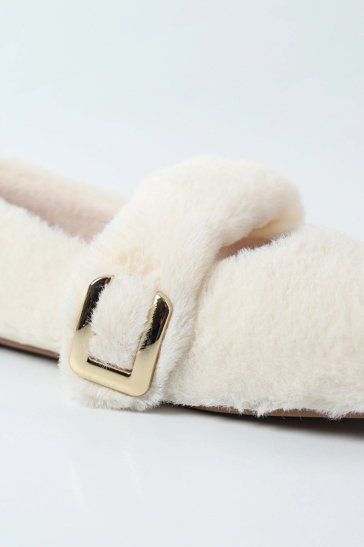 Peluş Toka Detaylı Kadın Ev Babeti