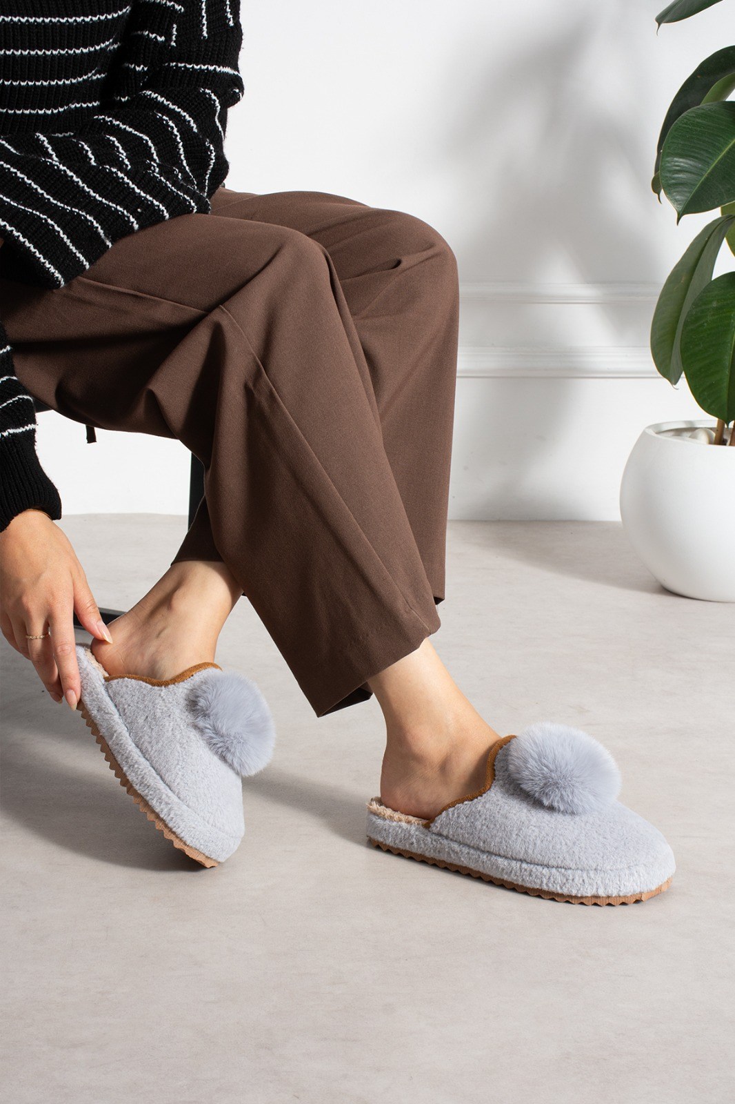Ponponlu Önü Kapalı Peluş Kadın Ev Terliği