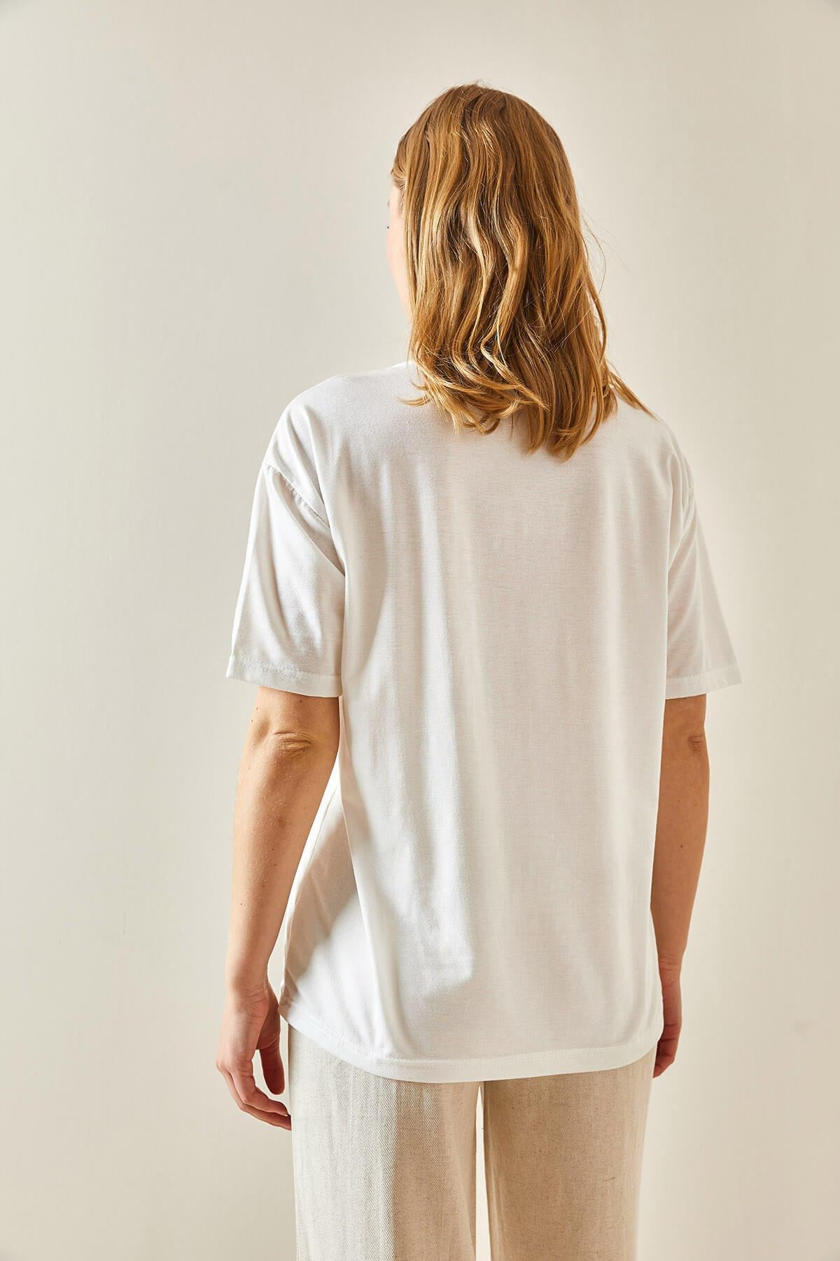 Püskül Detaylı Bisiklet Yaka T-shirt