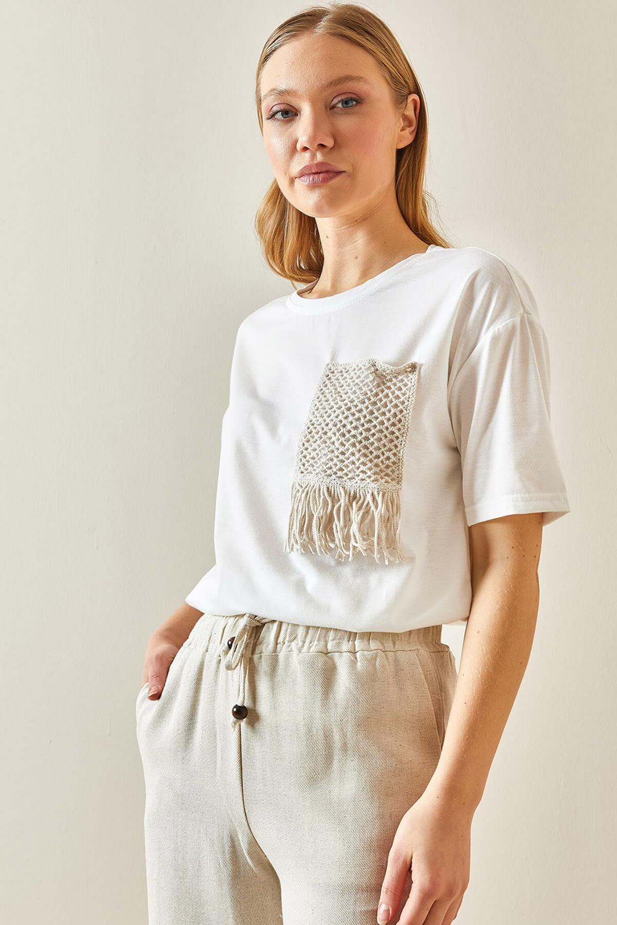 Püskül Detaylı Bisiklet Yaka T-shirt