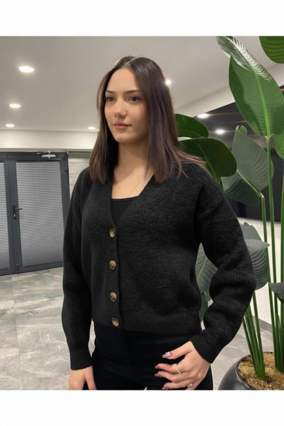 V Yaka Düğmeli Triko Hırka