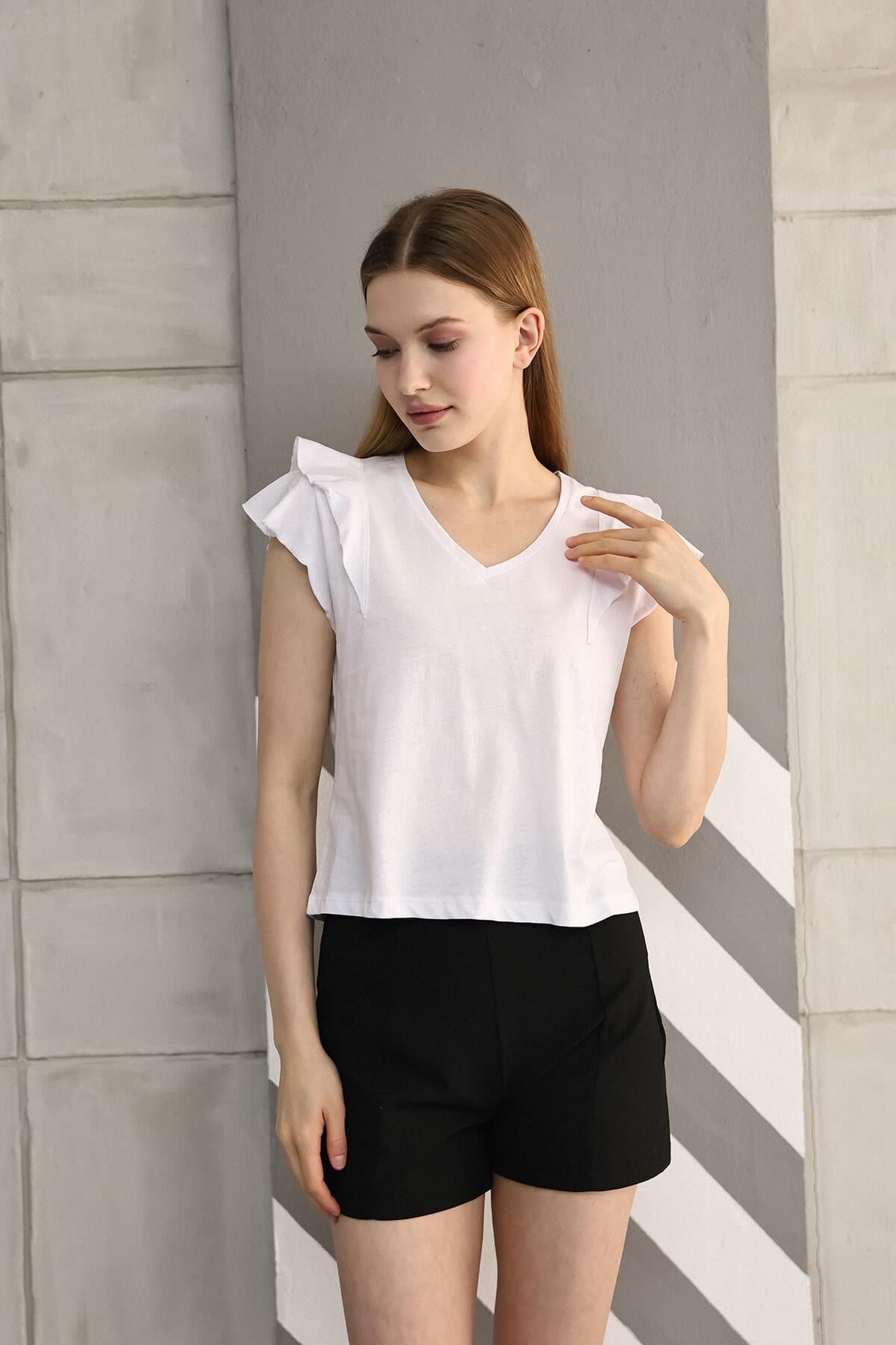 V Yaka Fırfırlı Kısa Kollu T-shirt