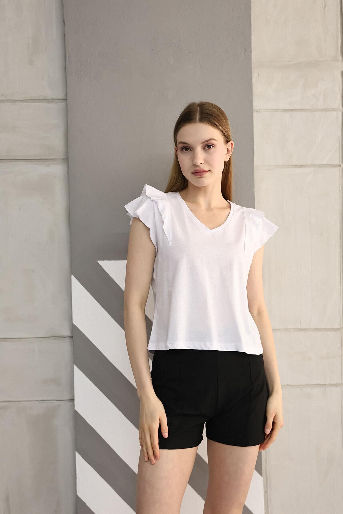 V Yaka Fırfırlı Kısa Kollu T-shirt