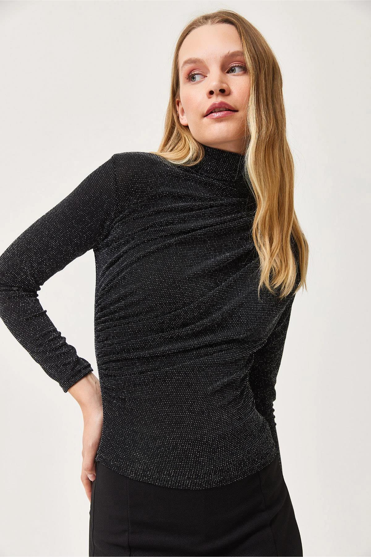 Yanı Büzgü Detaylı Simli Bluz