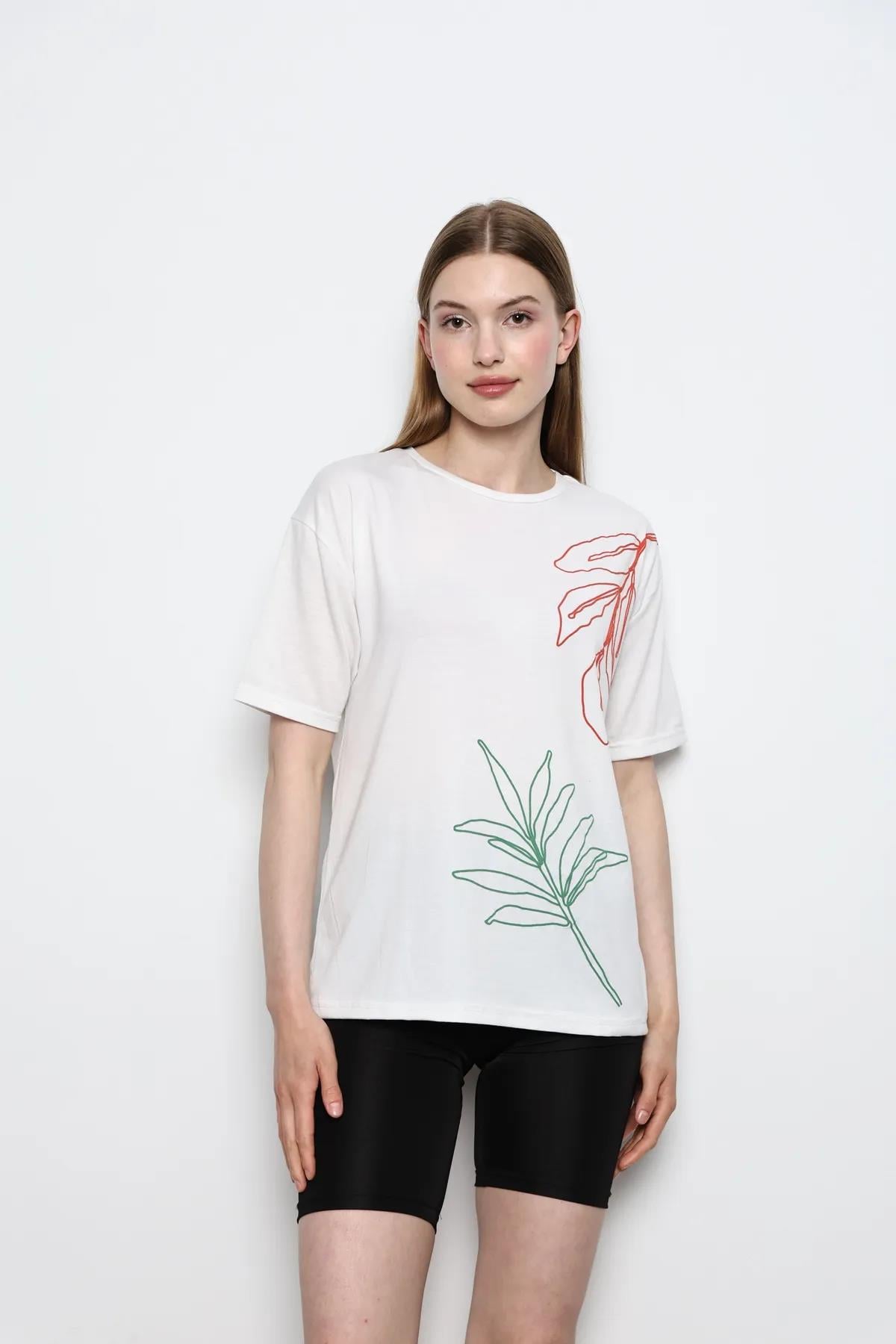 Yaprak Desenli Bisiklet Yaka Kısa Kol T-shirt