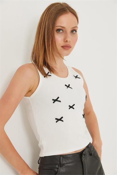 Fiyonk İşlemeli Sıfır Kol Crop Bluz