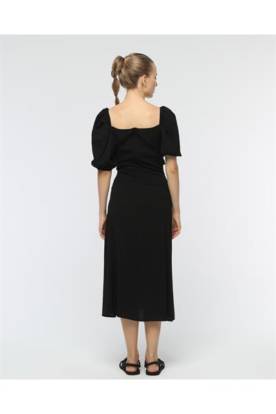 Göğsü Püsküllü Yırtmaçlı Elbise