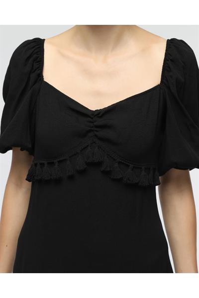 Göğsü Püsküllü Yırtmaçlı Elbise