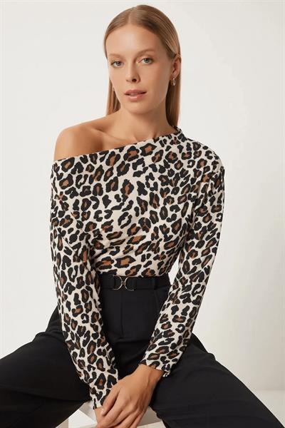 Kayık Yaka Leopar Bluz