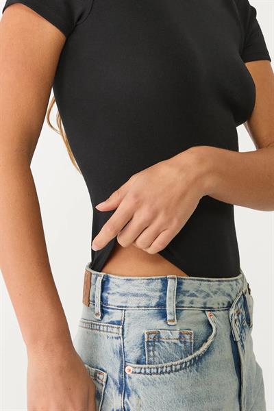 Kısa Kol Bisiklet Yaka Bodysuit