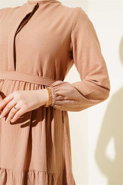 Kuşaklı Yarım Gizli Düğmeli Elbise