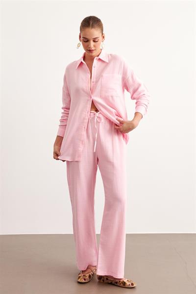 Önü Düğmeli Tek Cepli Oversize Müslin Gömlek