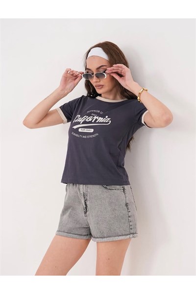 Yaka ve Kol Bilyeli California Baskılı Tshirt
