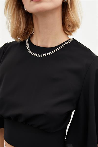 Yakası Kolye Aksesuarlı Beli Lastikli Yarasa Kol Bluz