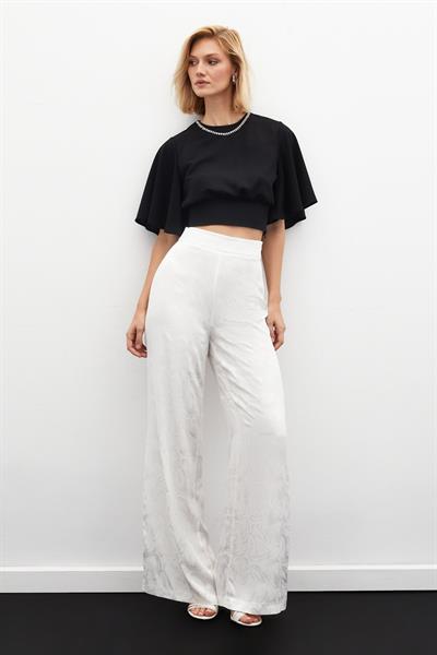 Yakası Kolye Aksesuarlı Beli Lastikli Yarasa Kol Bluz