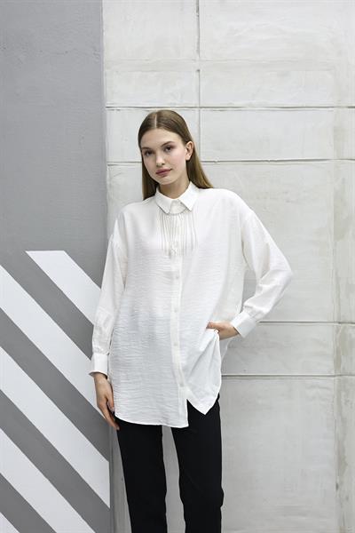 Yan Yırtmaçlı Kolyeli Gömlek