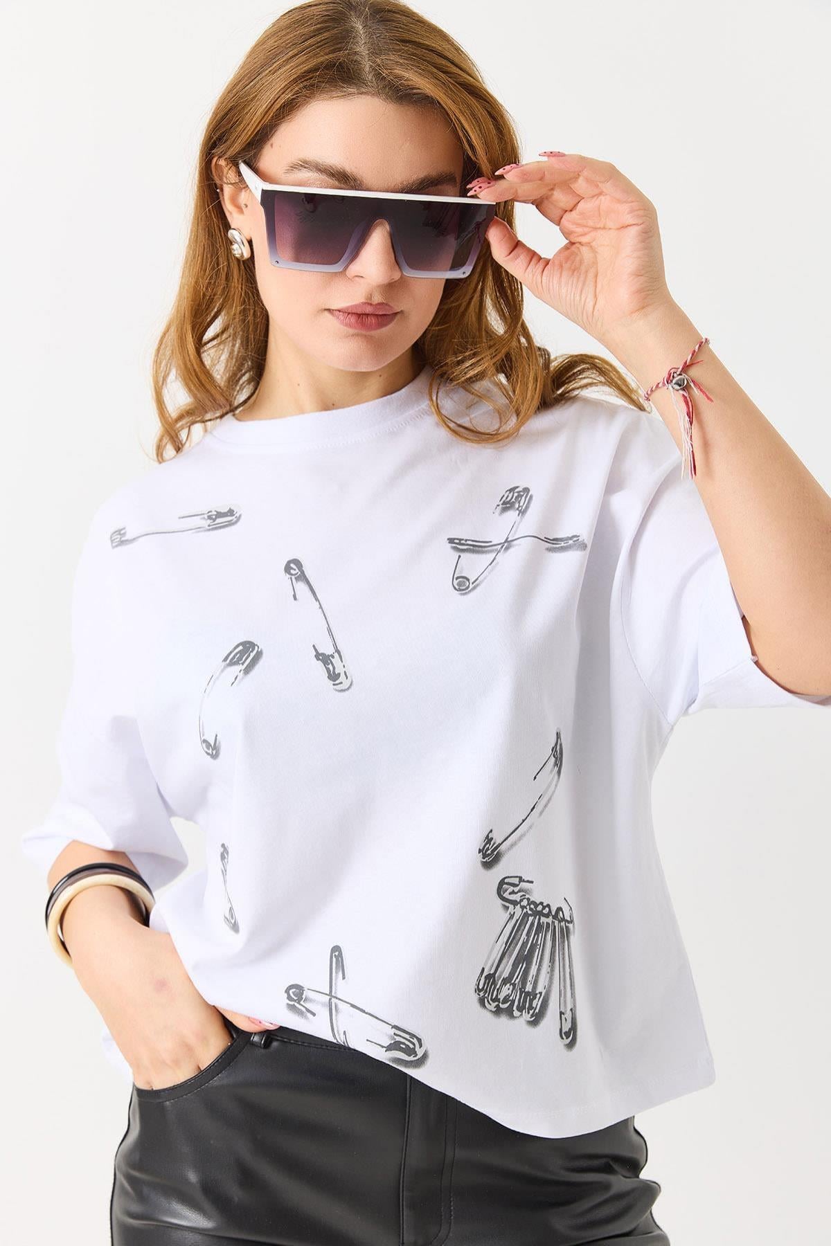 Ataş Baskılı Kısa Kollu TshirtKADIN T-SHİRT