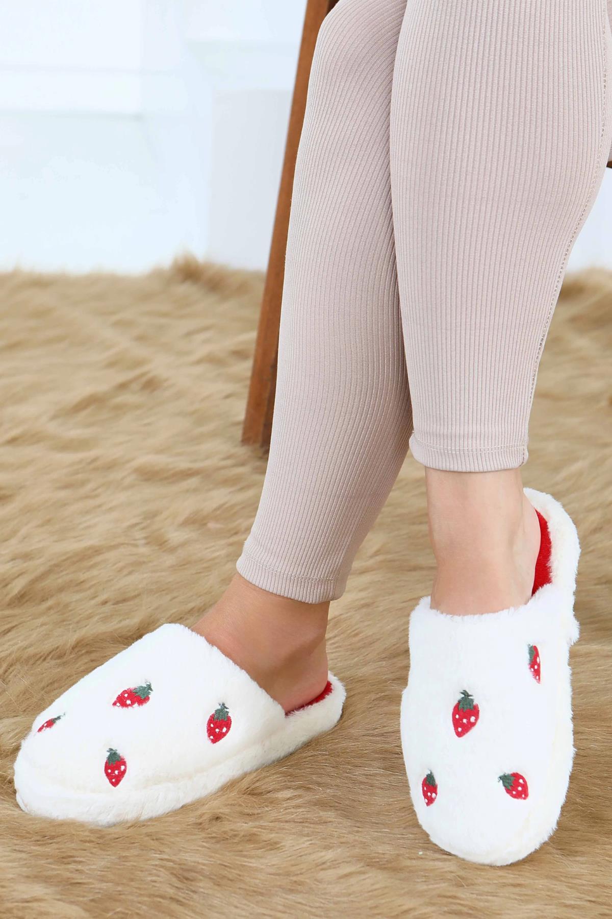 Çilek İşlemeli Peluş Ev TerliğiKADIN EV TERLİĞİ VE PANDUF