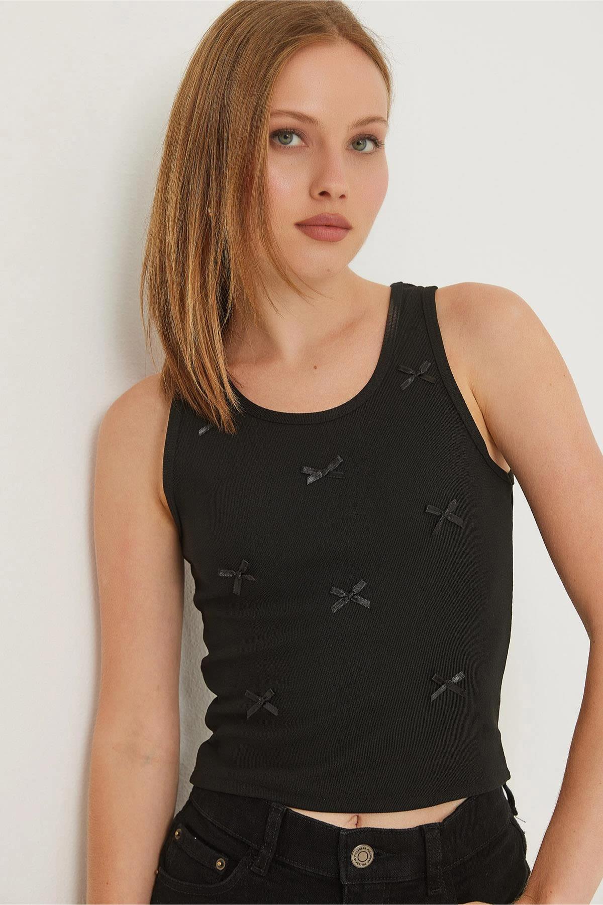 Fiyonk İşlemeli Sıfır Kol Crop BluzKADIN BLUZ