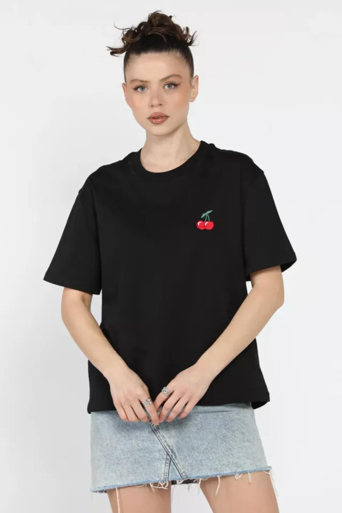Kiraz Nakışlı Bisiklet Yaka TshirtKADIN T-SHİRT