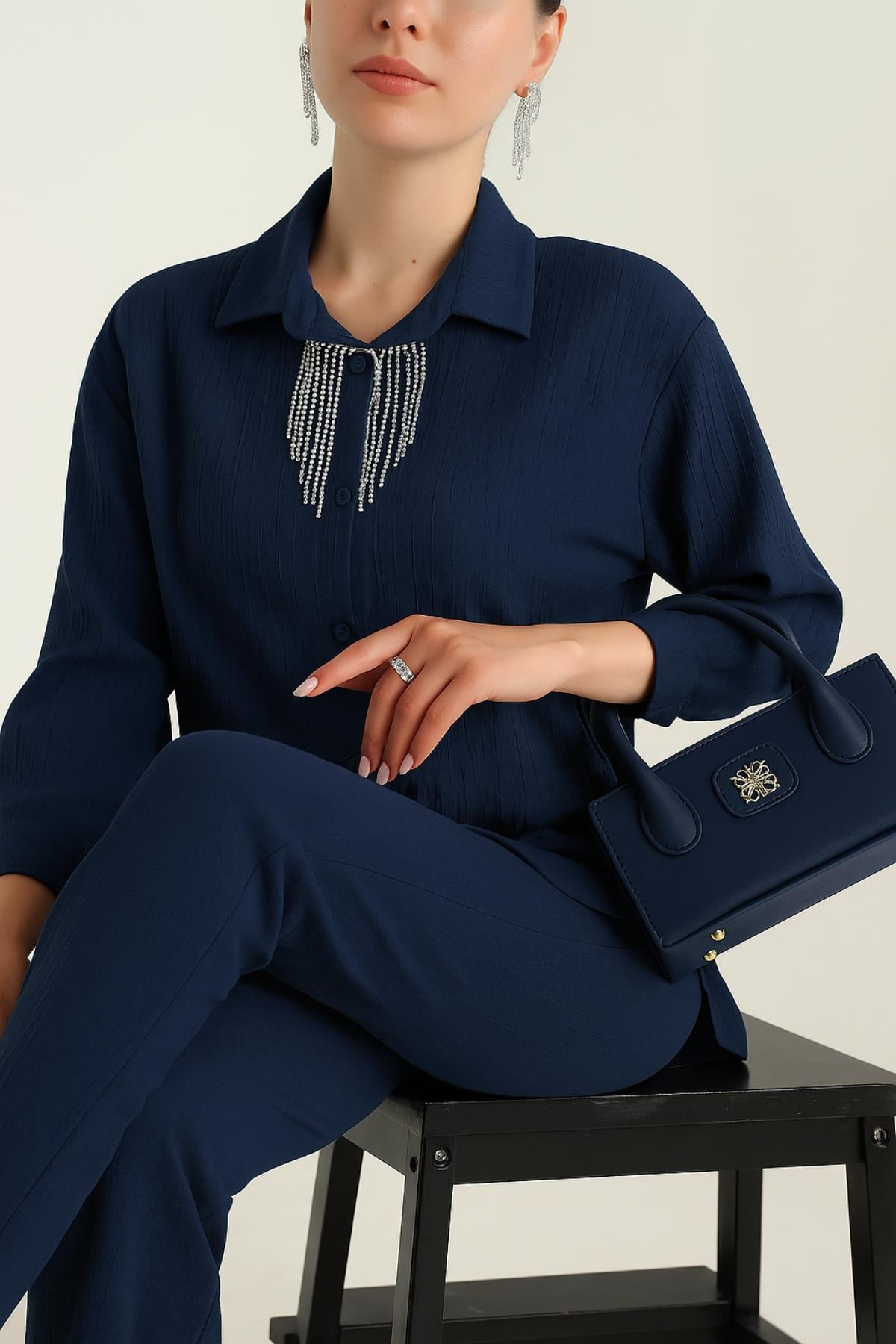 Kolye Detaylı Kırışık Model GömlekKADIN GÖMLEK