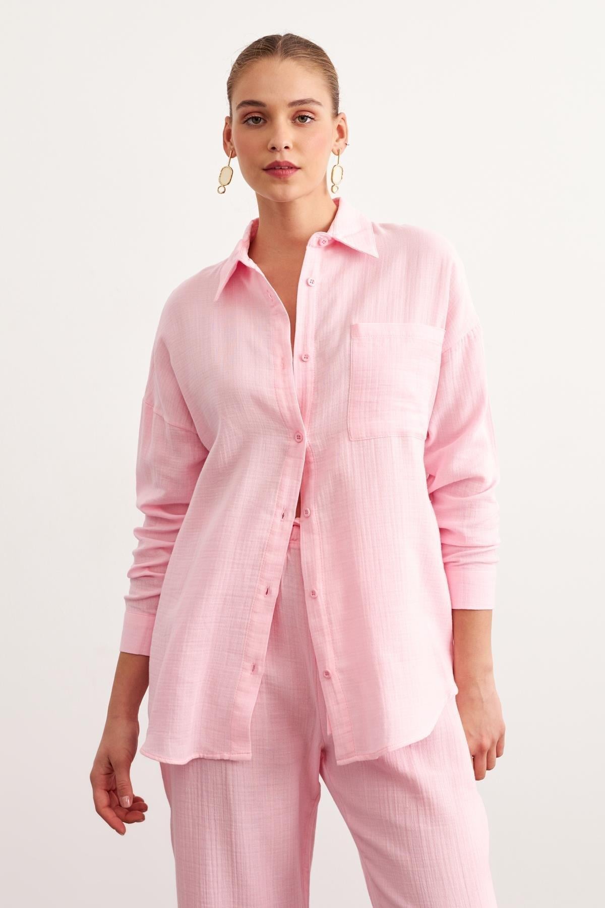 Önü Düğmeli Tek Cepli Oversize Müslin GömlekKADIN GÖMLEK