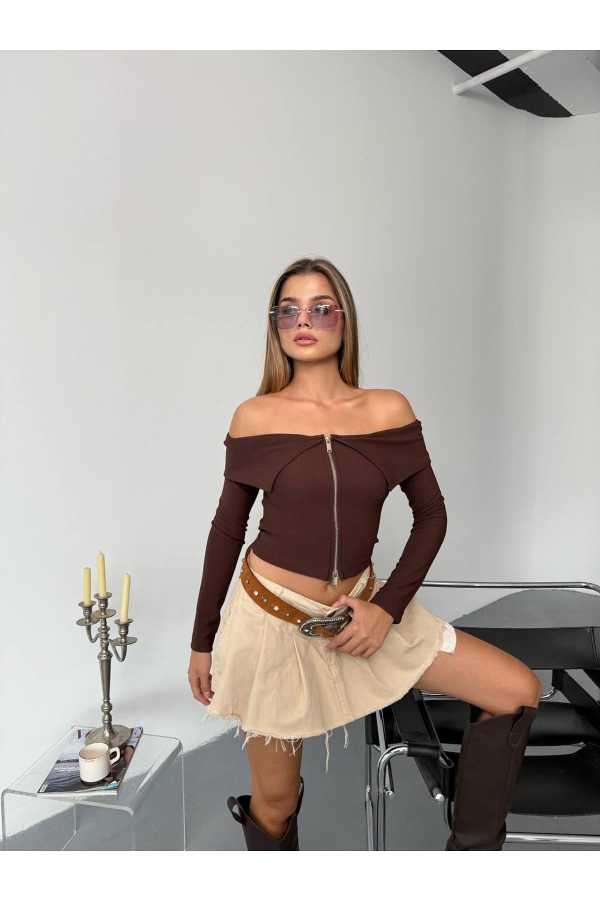Ottoman Kumaş Madonna Yaka Çift Fermuarlı Crop BluzKADIN BLUZ