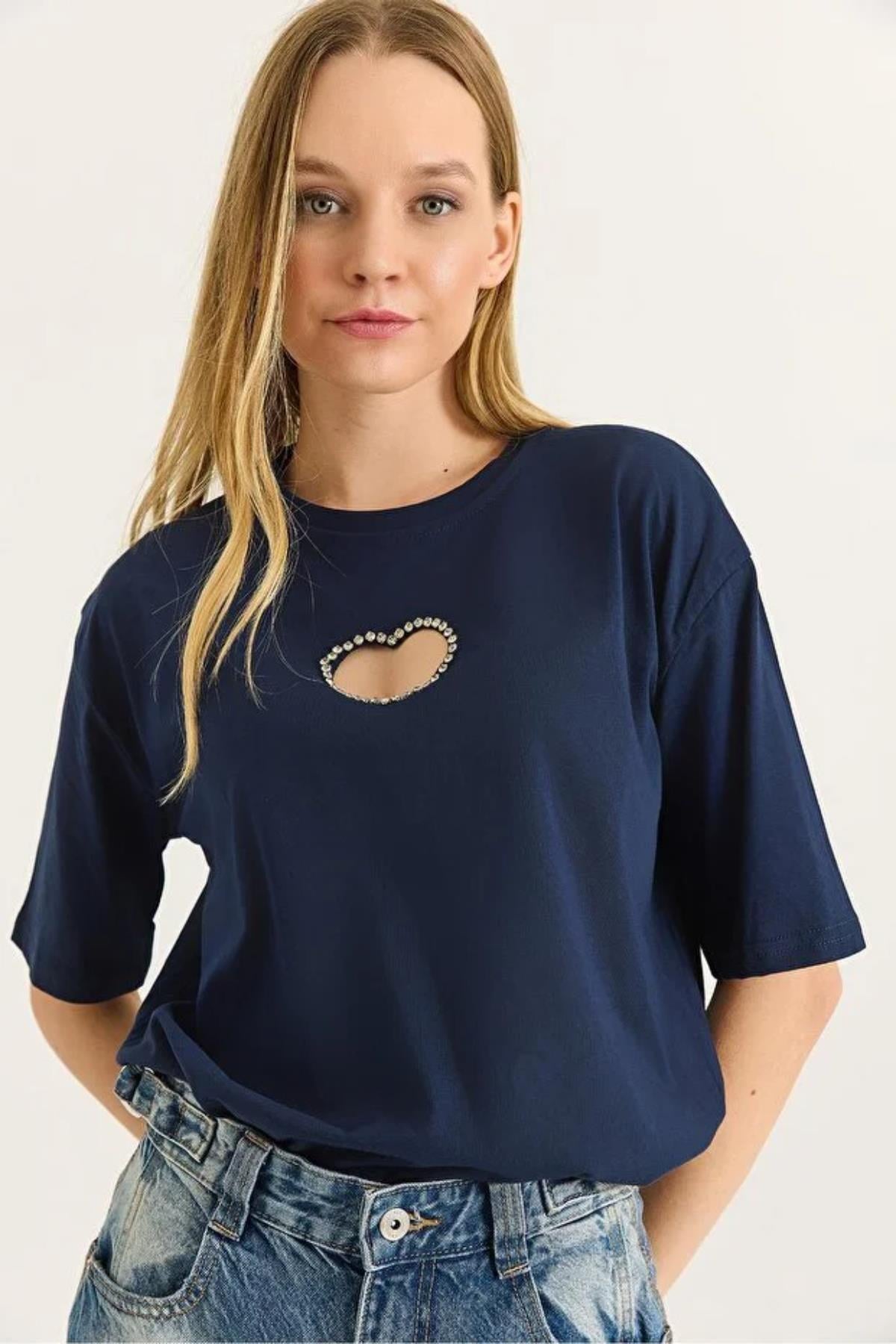 Taşlı Kalp Dekolteli Bisiklet Yaka TshirtKADIN T-SHİRT