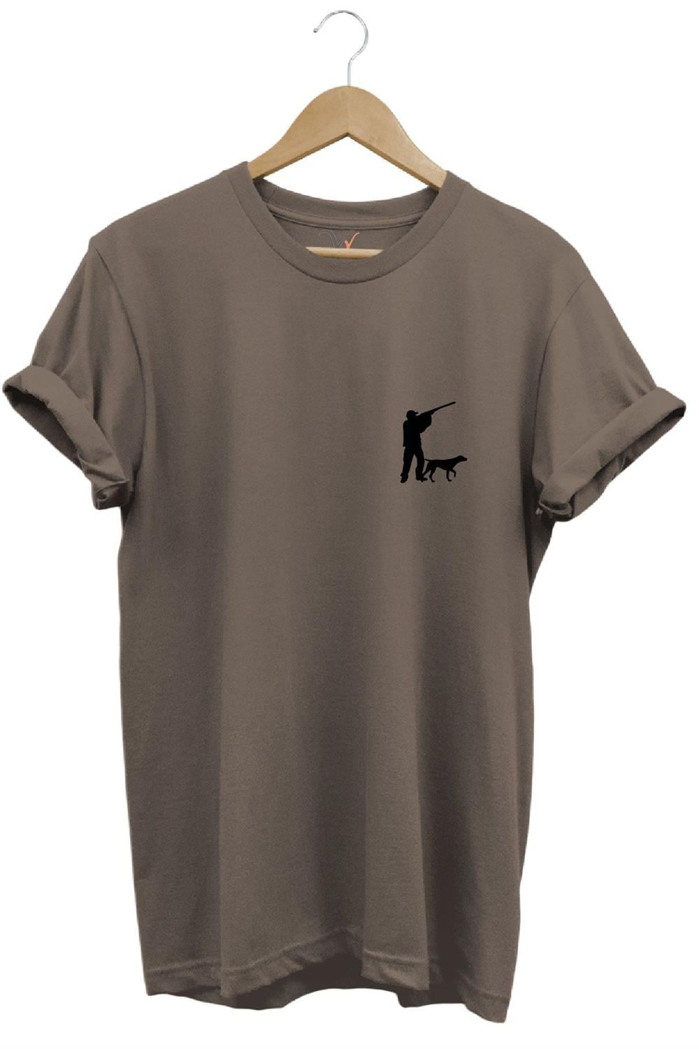 Hunting Avcılık Minimal Av Köpeği Ve Avcı Baskılı %100 Pamuk Regular Fit Unisex T-Shirt - Kahverengi
