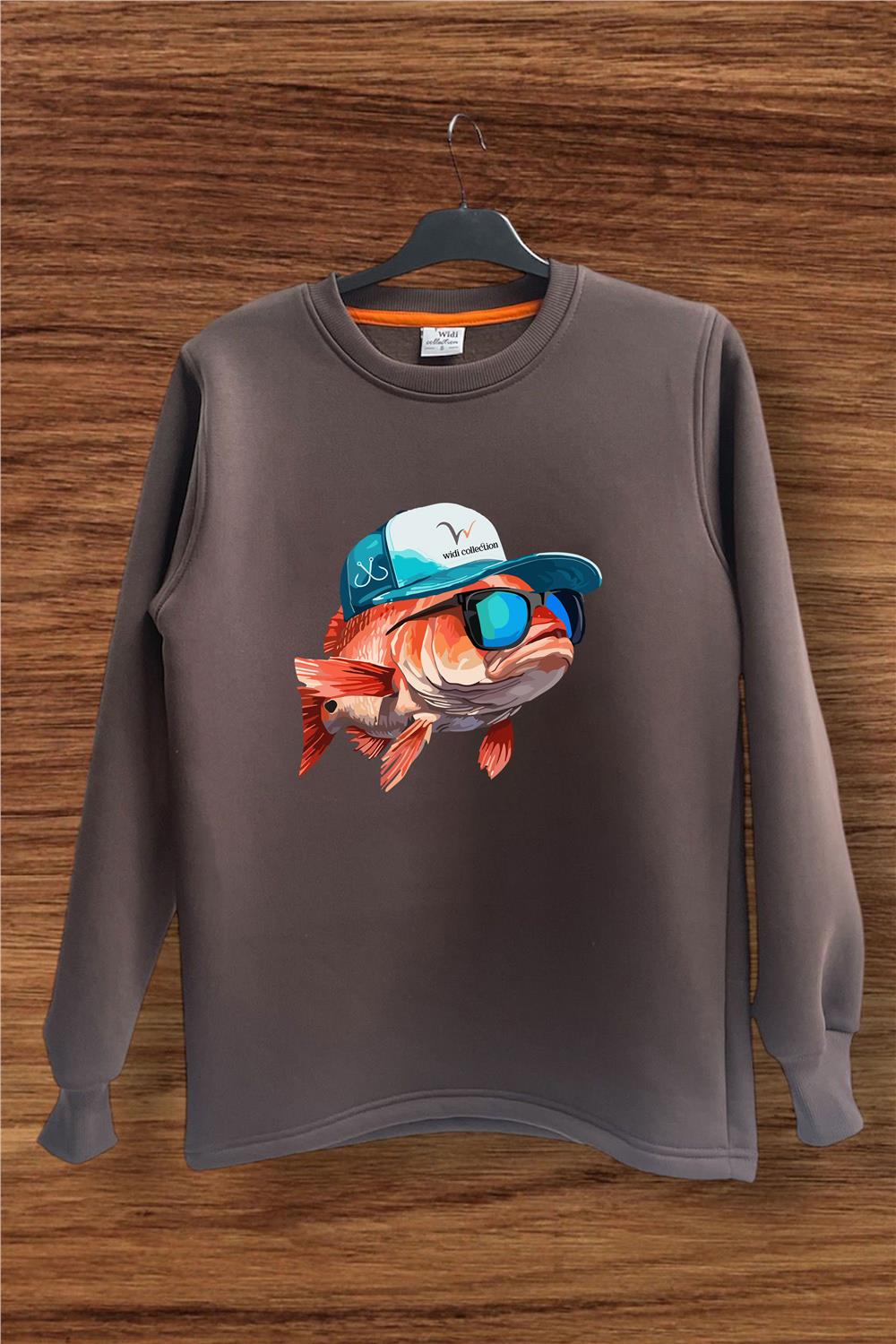 Avcılık Fishing Balıkçılık Şapkalı Balık Baskılı Regular Fit %100 Pamuk Bisiklet Yaka Sweatshirt - Kahverengi