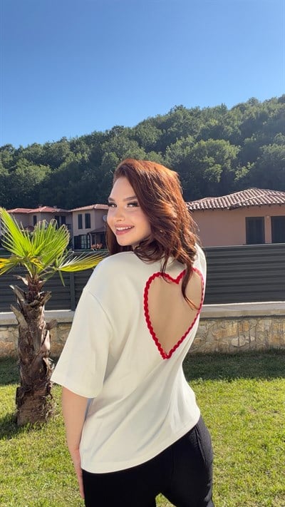 Kalp Nakış Dekolteli Tişört Kırmızı