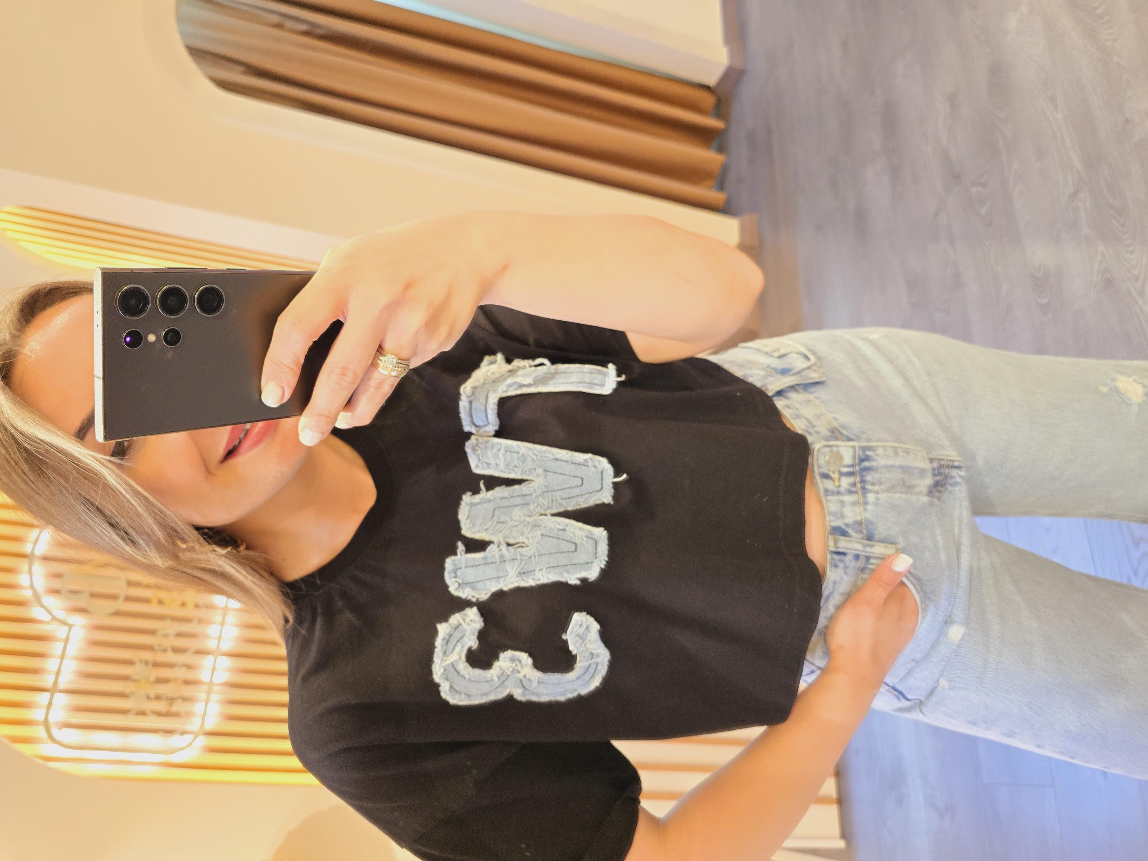 SİYAH JEAN PÜSKÜLLÜ ARMA DETAYLI PAMUKLU KISA T-SHIRT