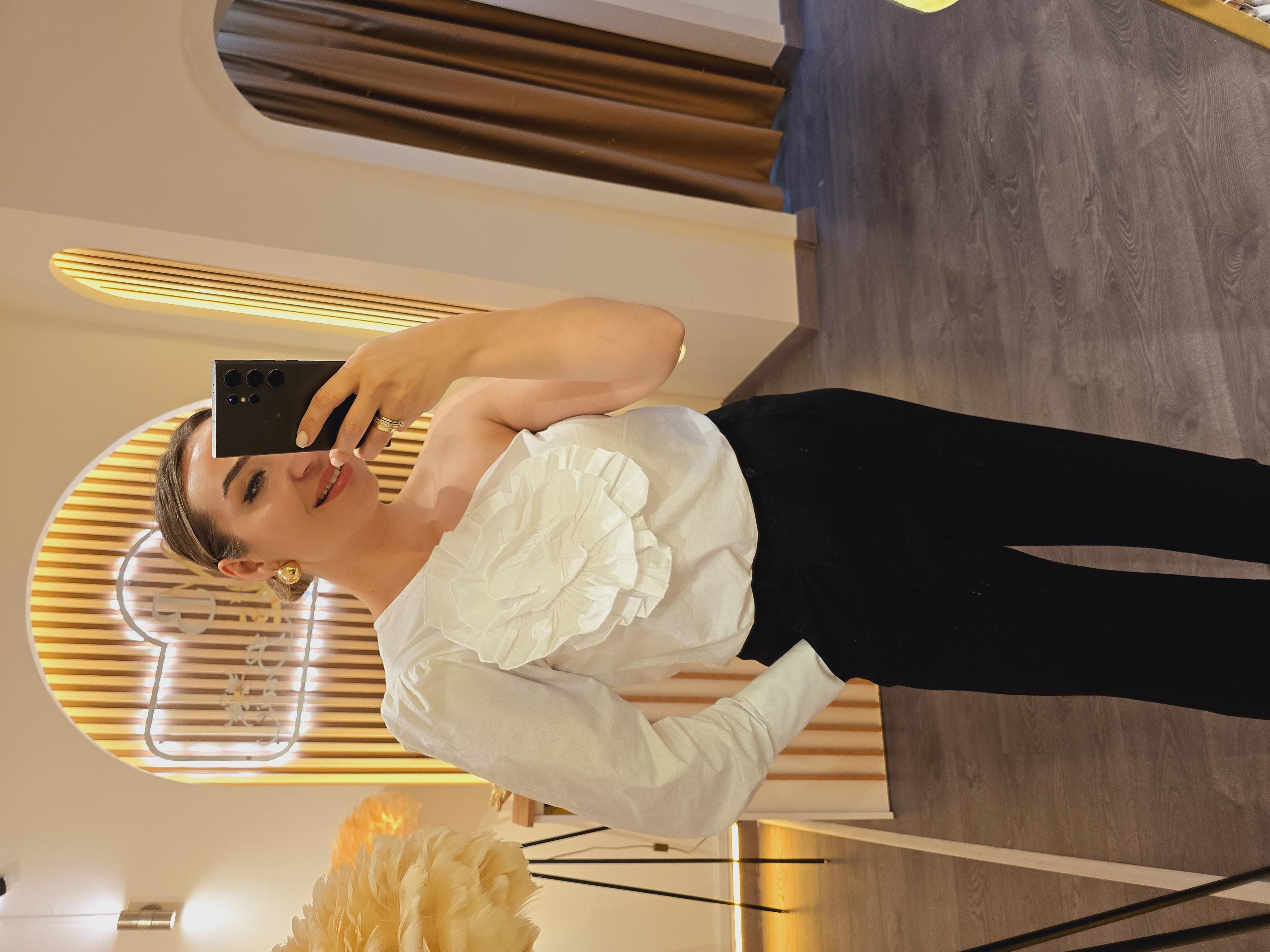 TEK OMUZ GÜL DETAYLI %100 COTON BLUZ