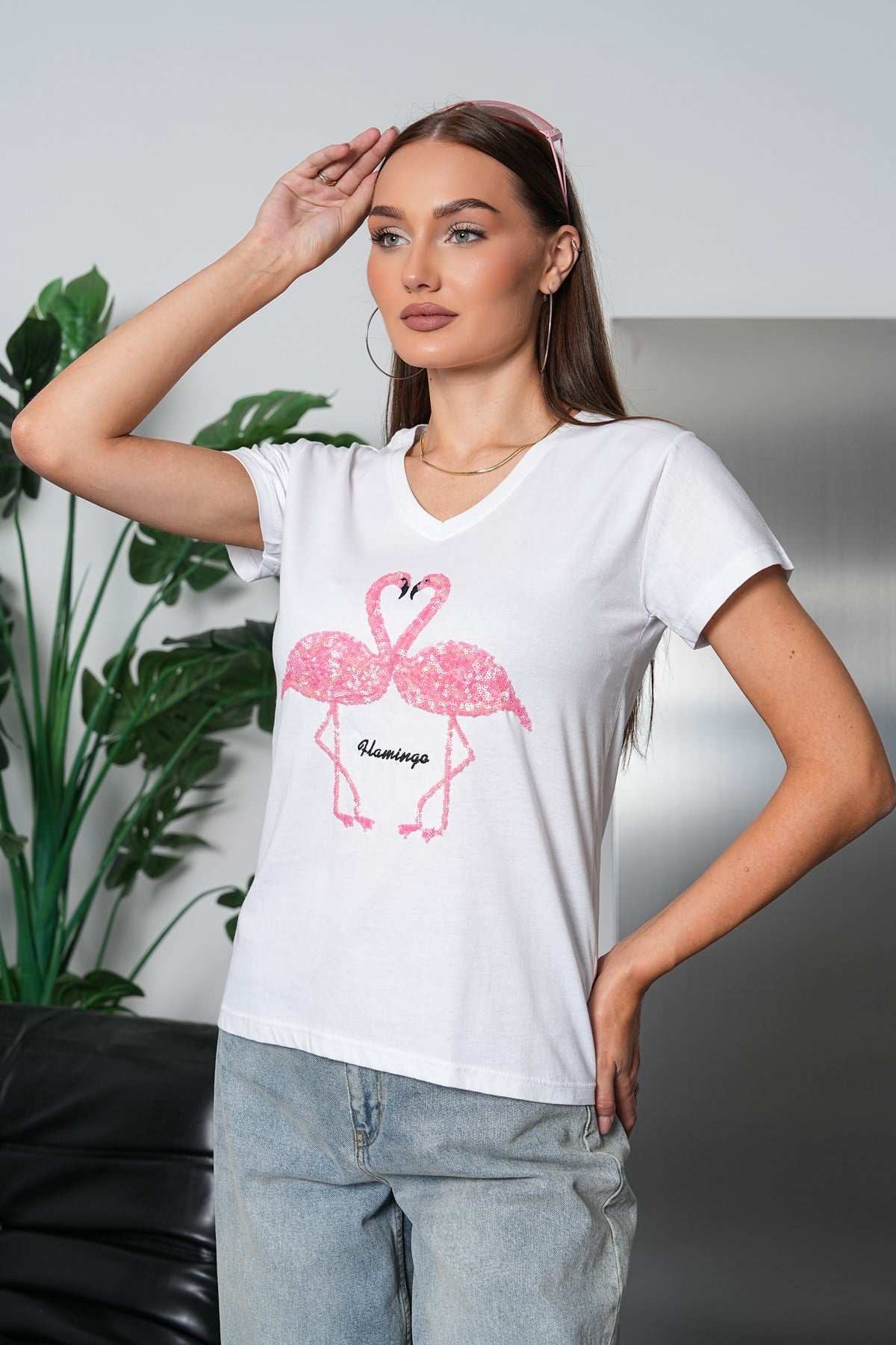 Flamingo Pul İşlemeli V Yaka Tişört
