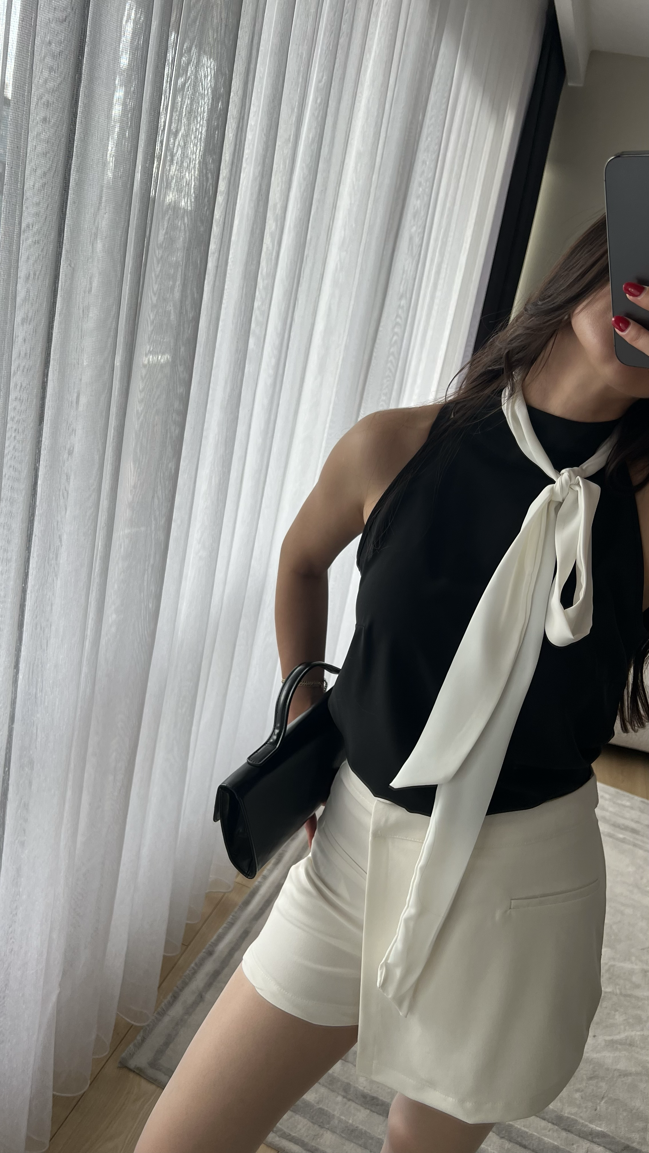 BOYUNDAN BAĞLMALI SİYAH HALTER YAKA TENSEL BLUZ