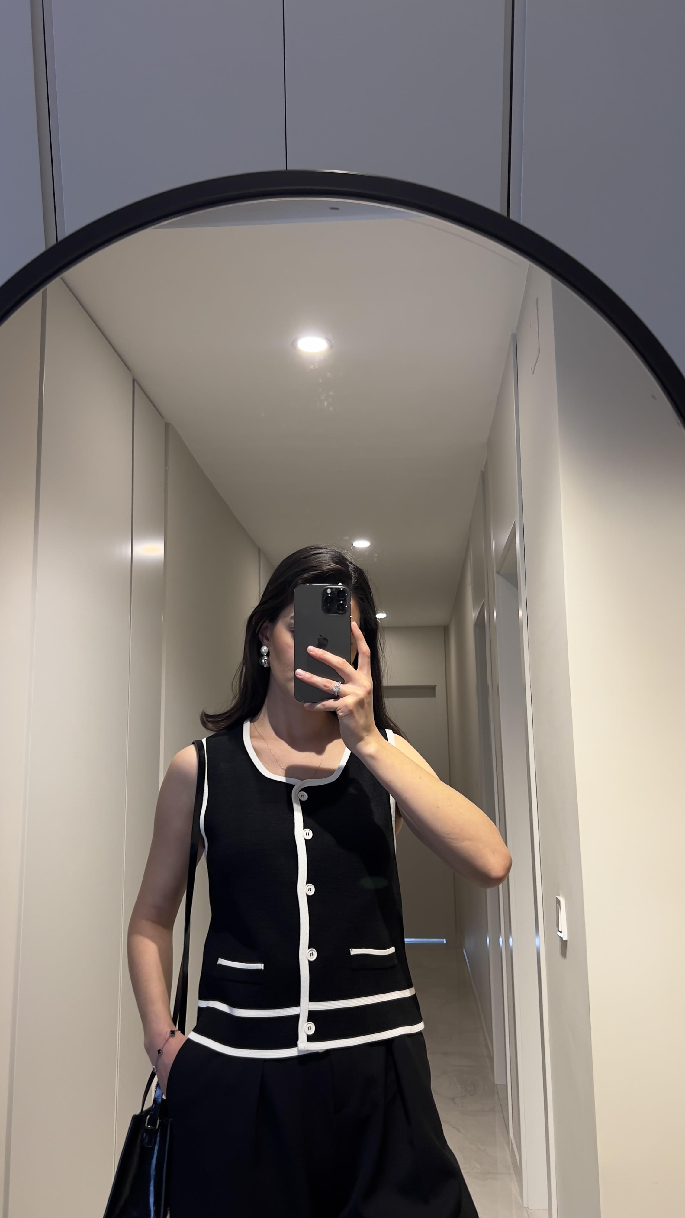 ÖNÜ DÜĞMELİ TRİKO SİYAH YELEK